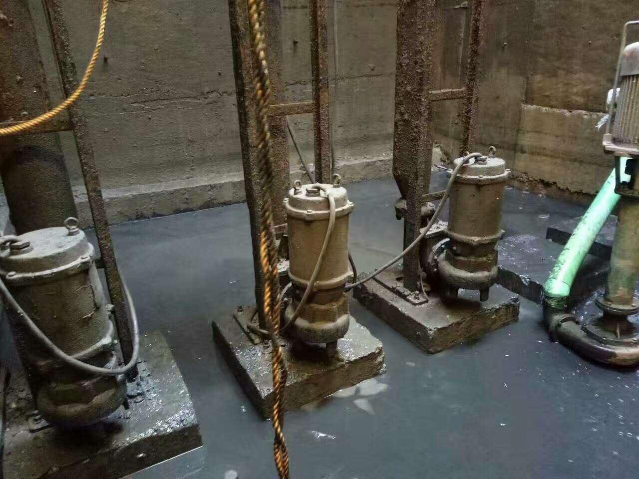 崆峒污水池清理