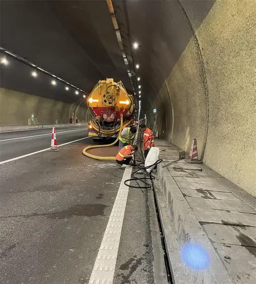 崆峒隧道排水渠清淤